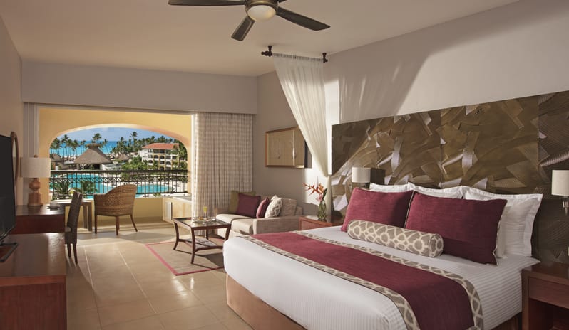 Secrets Royal Beach-Preferred-Club-Junior-Suite-Pool-View-King_8002